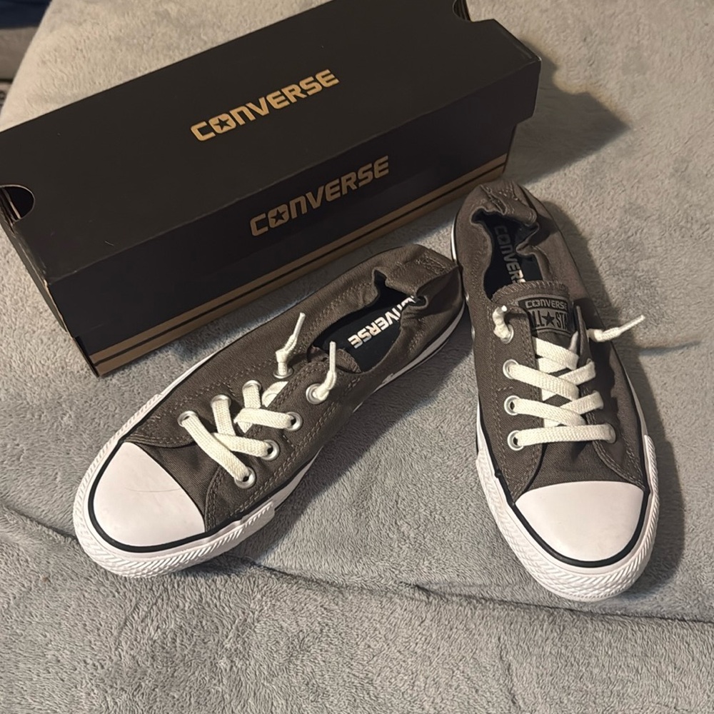 Size 8 gray Converse shoes